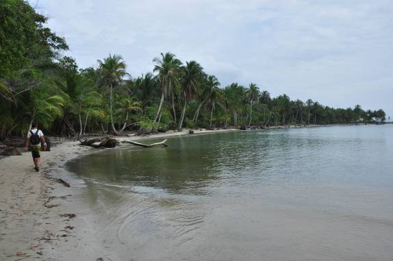 Caminhando pela praia em Boca del Drago, na Isla Colón, em Bocas del Toro, no Panamá